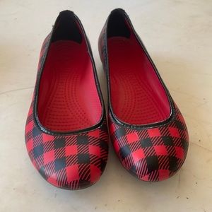 Crocs loafers plaid red and black adorable size 9